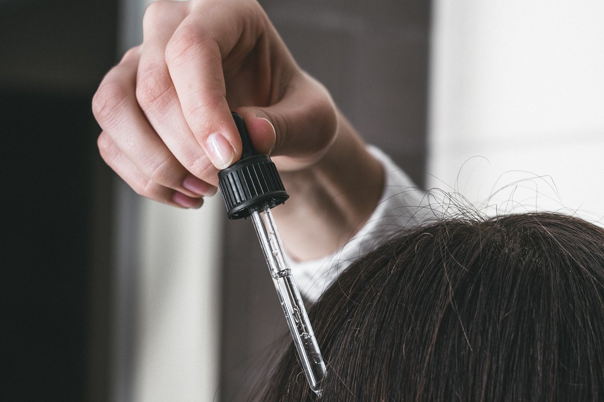 Kuracja przeciw wypadaniu włosów – postaw na ampułki