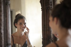 Oczyszczanie twarzy w domu — pielęgnacja krok po kroku